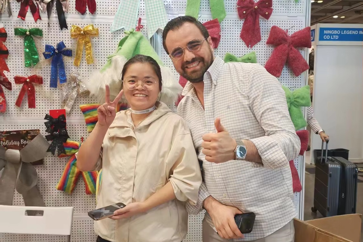 MANJU CRAFT team meeting international buyers at a trade show